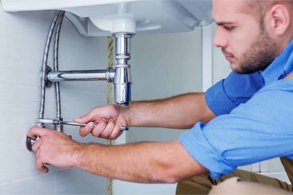 5 Essential Factors to Consider When Selecting an Emergency Plumber
